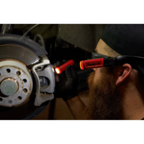 Persona usando la luz Snap-on ECHDD012AR roja de 300 lúmenes sobre la cabeza para trabajar con las manos libres
